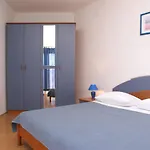 Apartments By The Sea Primosten - 4177 Apartment Primošten